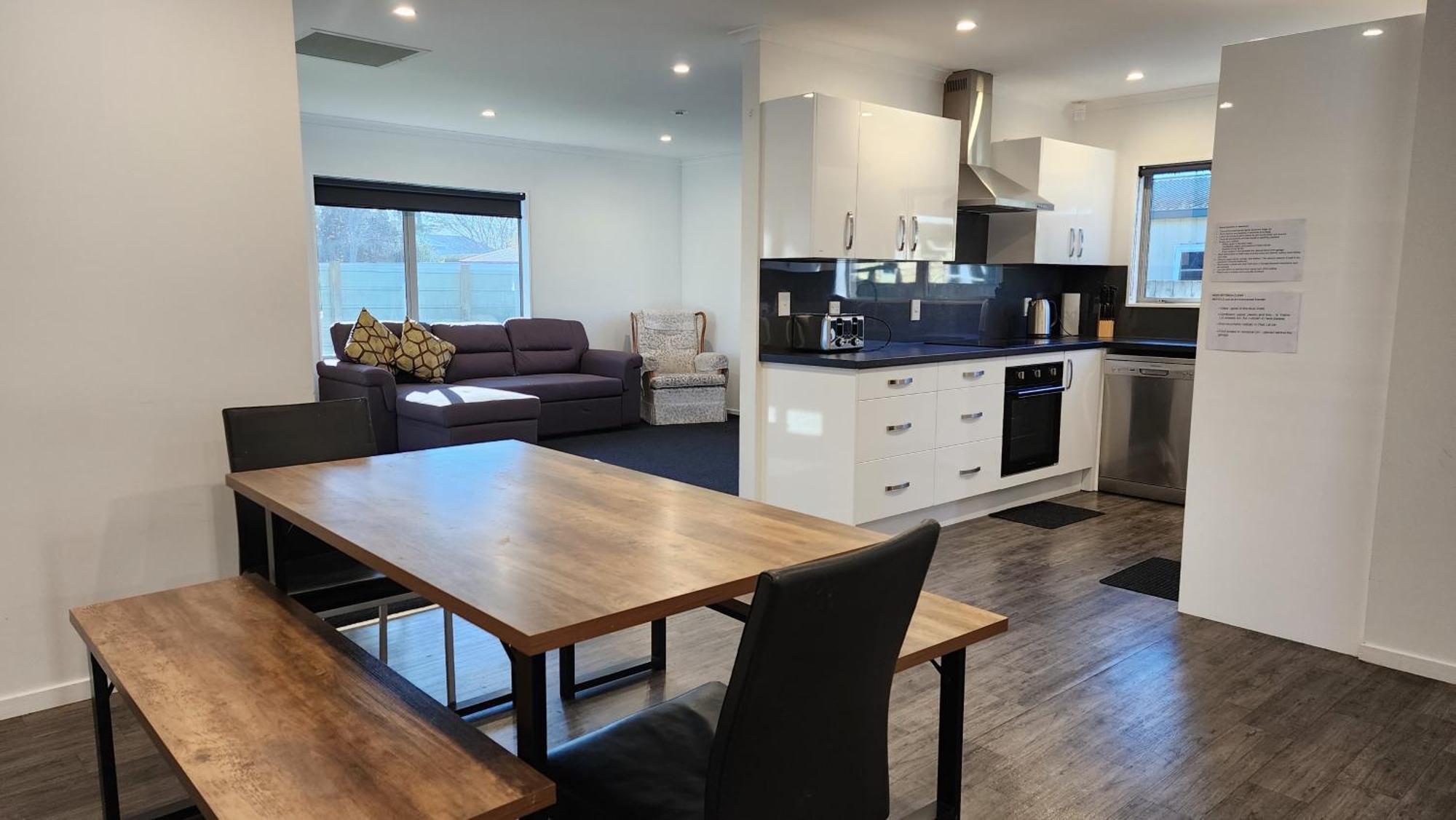 Oaktree Entire Holiday Home, Sleeps 8 To12 Rotorua Exterior photo