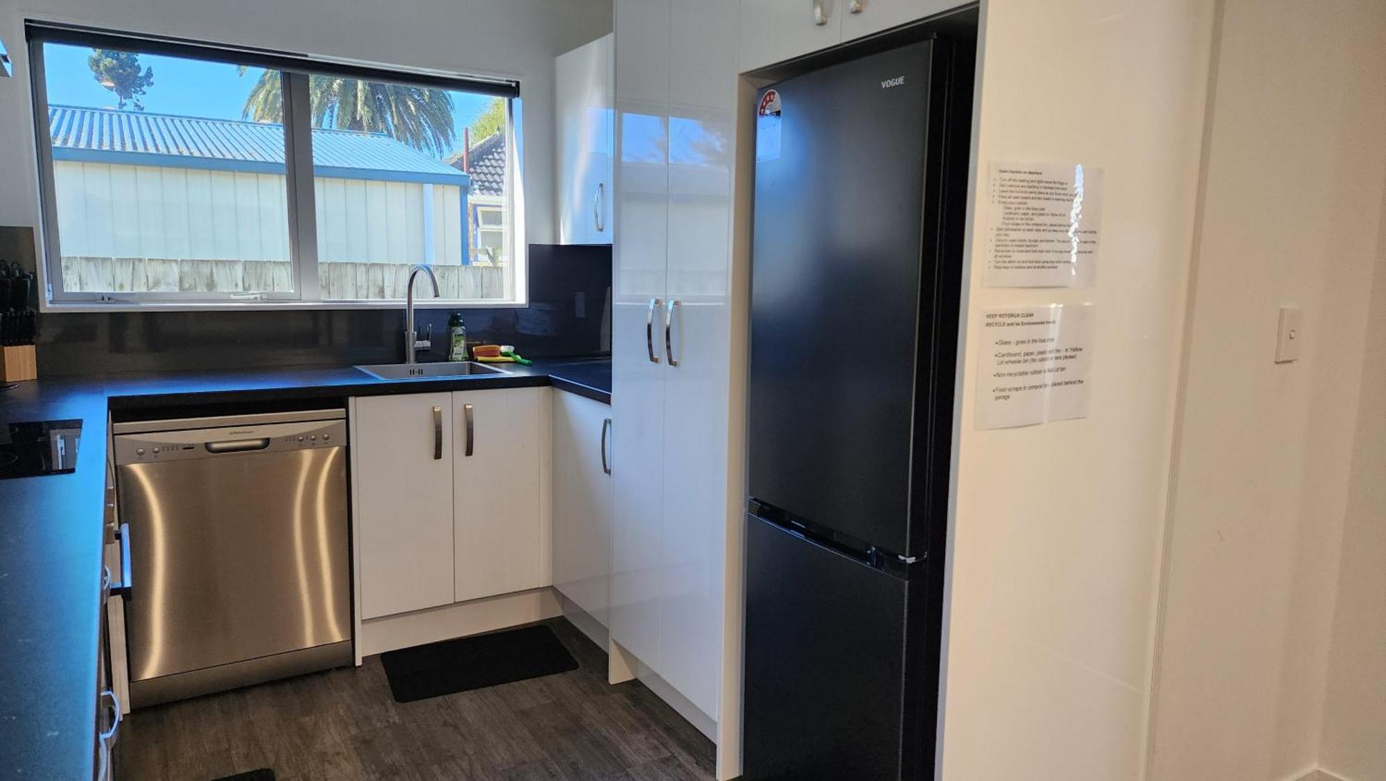 Oaktree Entire Holiday Home, Sleeps 8 To12 Rotorua Exterior photo