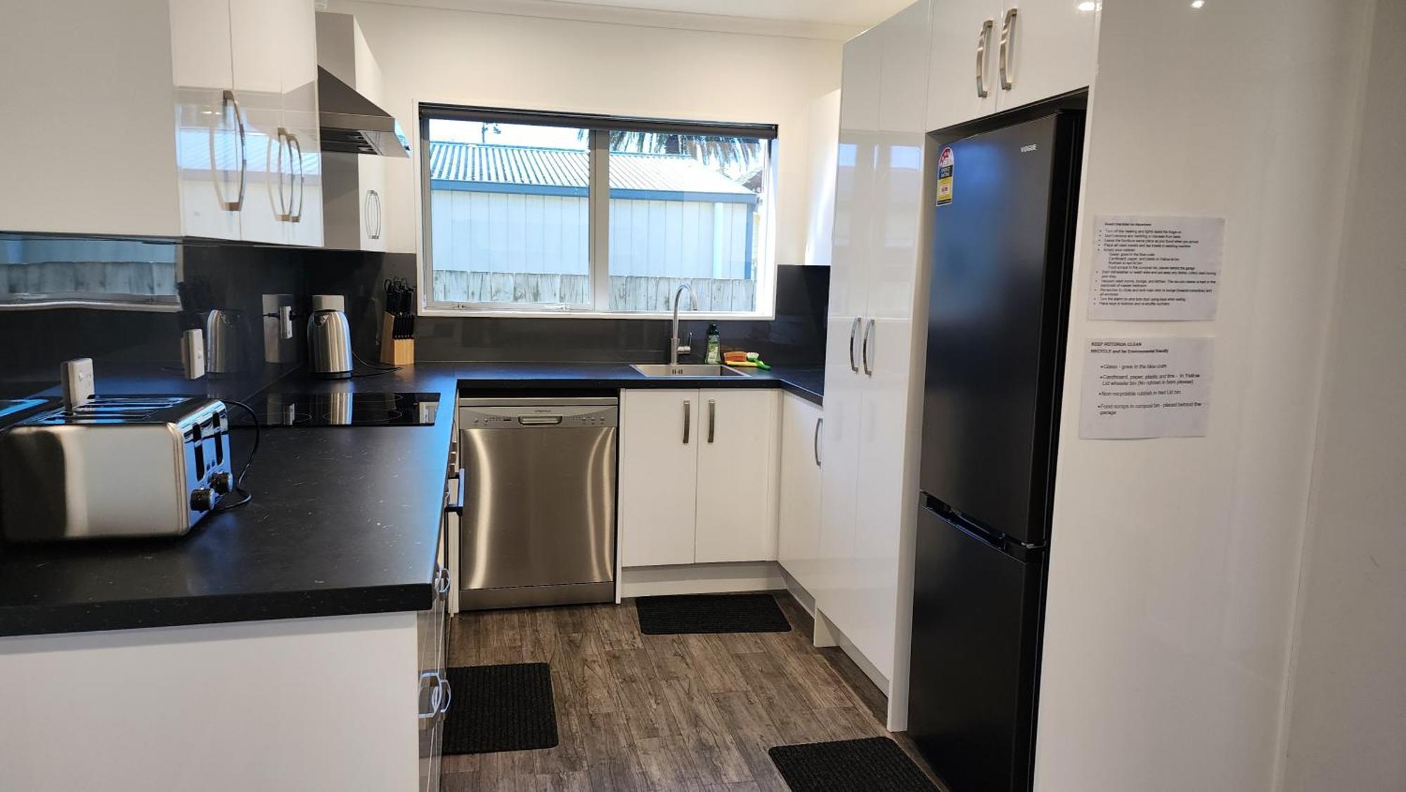 Oaktree Entire Holiday Home, Sleeps 8 To12 Rotorua Exterior photo
