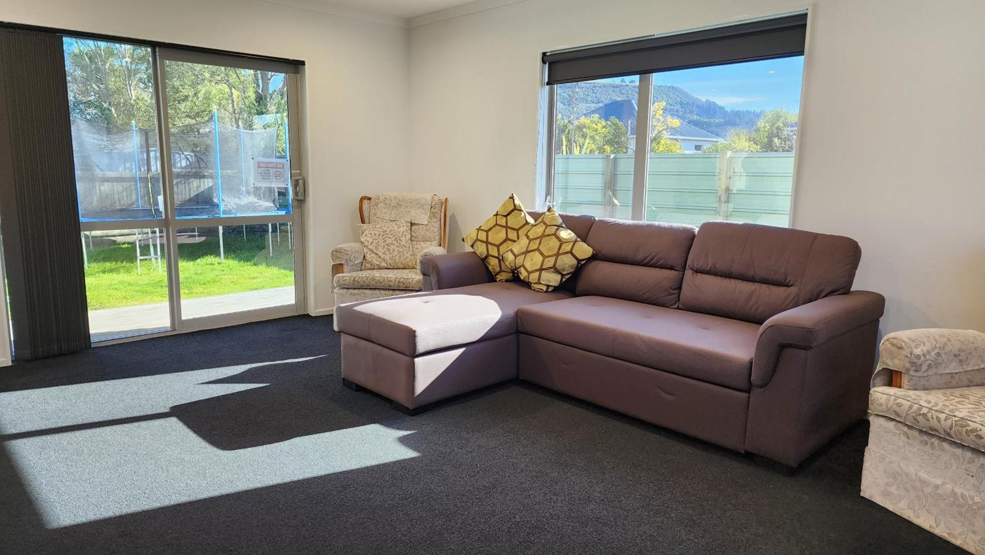 Oaktree Entire Holiday Home, Sleeps 8 To12 Rotorua Exterior photo