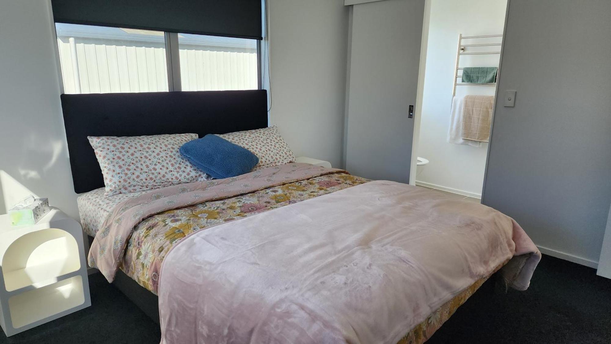 Oaktree Entire Holiday Home, Sleeps 8 To12 Rotorua Exterior photo